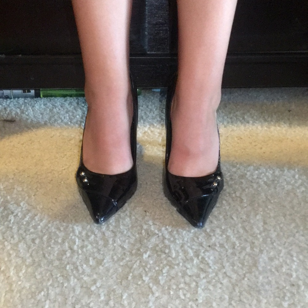 Black point heel w gold stud on side
